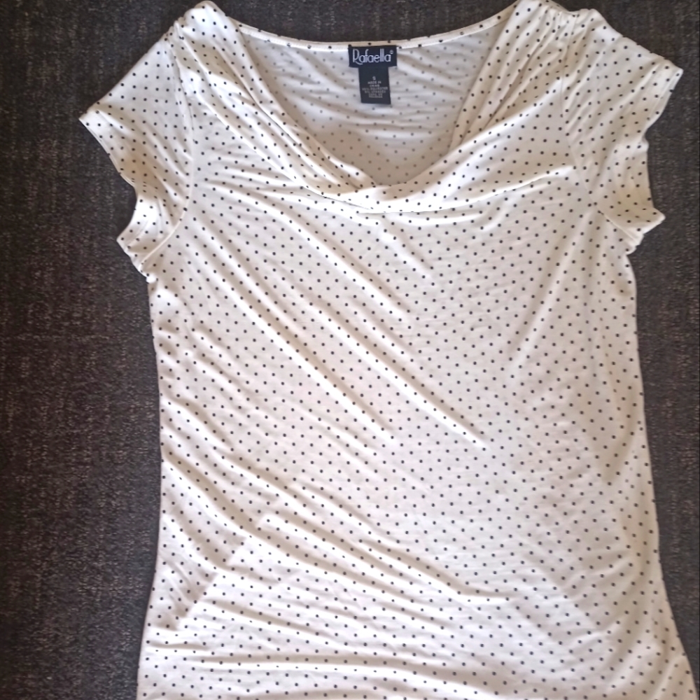 White and black polka dot shirt short sleeves hanging neck form fitting